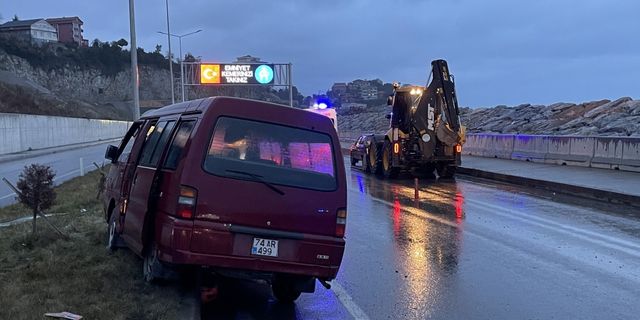 Zonguldak'ta kepçeyle çarpışan minibüsteki 3 kişi yaralandı