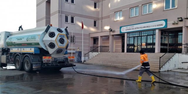 Altınordu Belediyesi ekipleri okulların çevresini temizledi