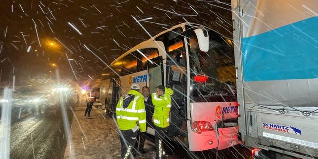 Anadolu Otoyolu'nda tırla çarpışan yolcu otobüsündeki 6 kişi yaralandı