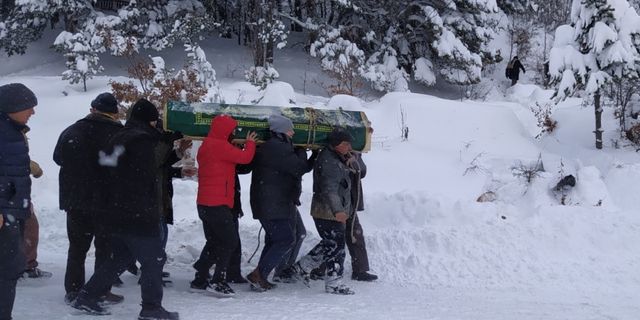 Kastamonu'da kar nedeniyle kapanan köy yolu cenaze için ulaşıma açıldı