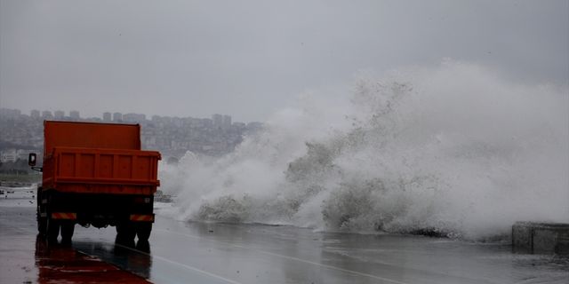 Samsun'da dalgalar sahilde hasara neden oldu
