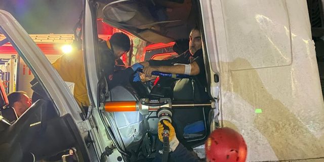 Samsun'da tırla çarpışan kamyonun sürücüsü sıkıştığı yerden kurtarıldı