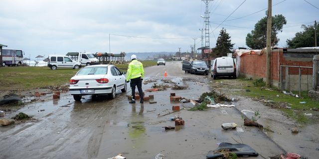 Sinop'ta dalgalar yol güzergahlarında taş ve çöp birikintisi oluşturdu