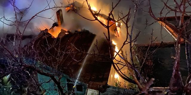 Zonguldak'ta iki katlı binada çıkan yangında anne ve 3 çocuğunu komşuları kurtardı
