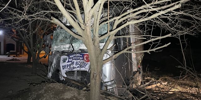 Karabük'te kaza yapan yardım malzemeleri yüklü tırın sürücüsü yaralandı