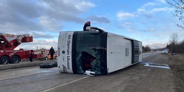 KASTAMONU - Yolcu otobüsü devrildi, 30 kişi yaralandı