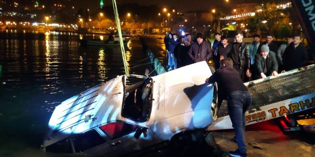 Gerze’de otomobil denize düştü