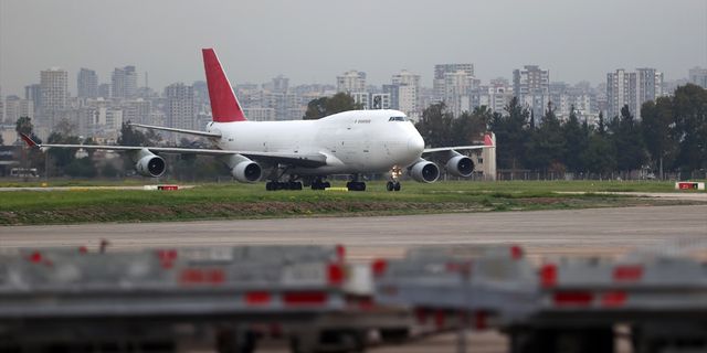 ADANA - Pakistan'dan deprem bölgesine çadır taşıyan 2 uçak Adana'ya geldi