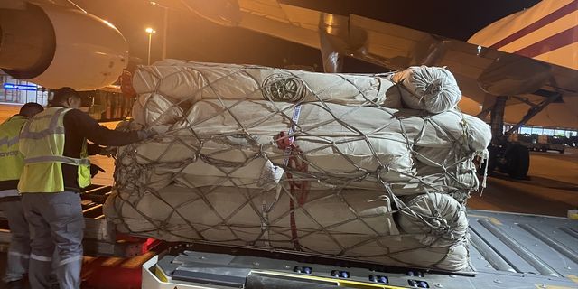 ADANA - Pakistan'dan deprem bölgesine çadır taşıyan son uçak Adana'ya ulaştı