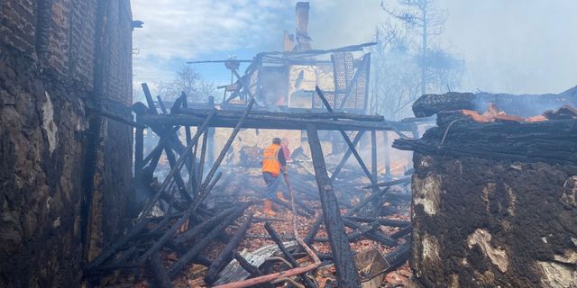 Bolu'da ahşap ev ve odunluk yandı