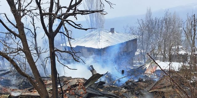 Çorum'da köyde çıkan yangında 3 ev ve samanlık yandı