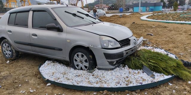 Karabük'te refüje çıkan otomobildeki 2 kişi yaralandı