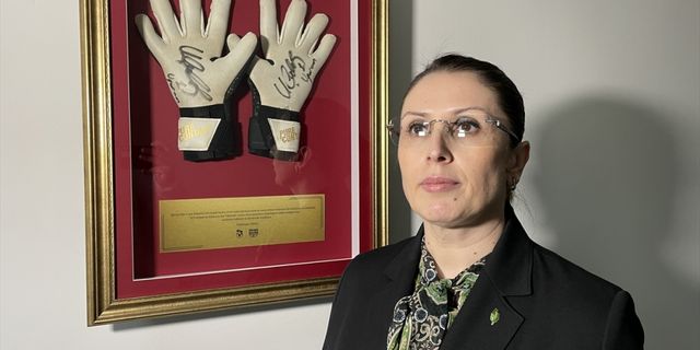 Madenci aileleri için açık artırmada satılan Trabzonspor kalecisi Çakır'ın eldivenleri sergileniyor