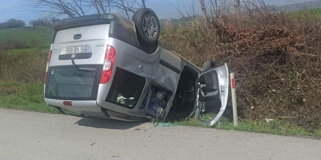 Samsun'da devrilen hafif ticari araçtaki 2 kişi yaralandı