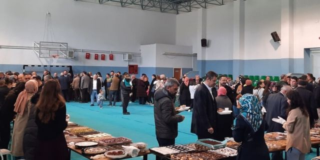 Saraydüzü'nde depremzedeler yararına kermes düzenlendi