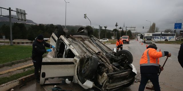 Tokat'ta hafif ticari aracın devrildiği kazada anne öldü, baba ve oğlu yaralandı