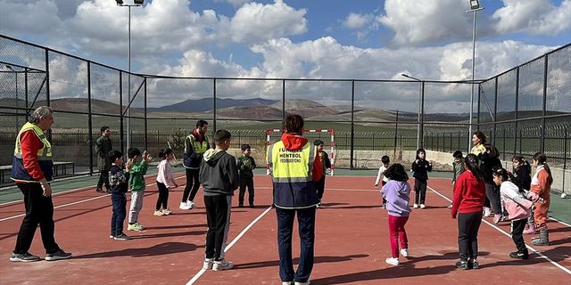 ANKARA - THF, depremzede çocuklara hentbol dersi verdi
