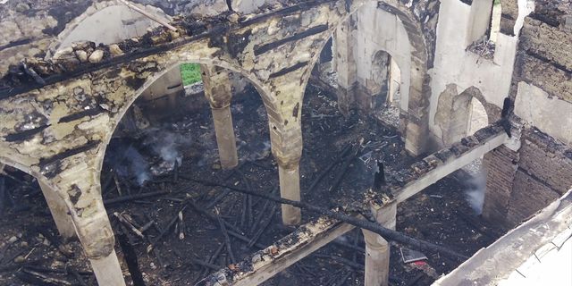 ELAZIĞ - Yanan camiden 3 gündür duman yükselmesinin kerpiç yapısından kaynaklandığı anlaşıldı