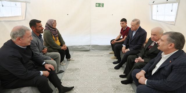 HATAY - Cumhurbaşkanı Erdoğan, Kırıkhan Stadyumu yanındaki çadır kenti ziyaret etti