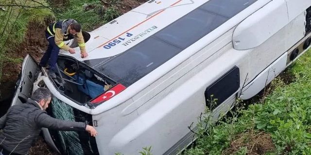 KOCAELİ - Devrilen servis midibüsündeki 8 kişi yaralandı