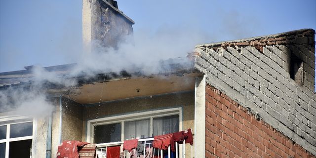 KONYA - Dört katlı apartmanın çatı katında çıkan yangın söndürüldü