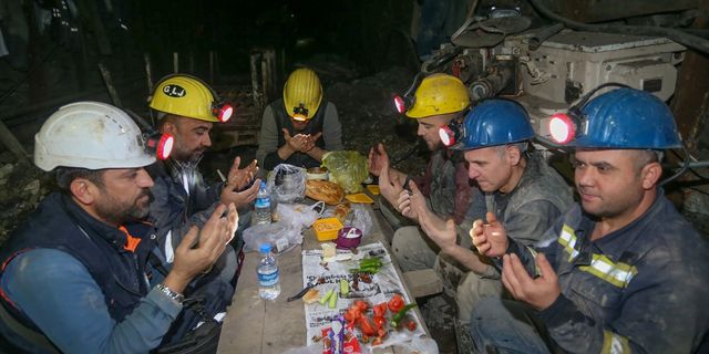 KÜTAHYA - Yerin 300 metre altında madenciler ilk iftarını yaptı
