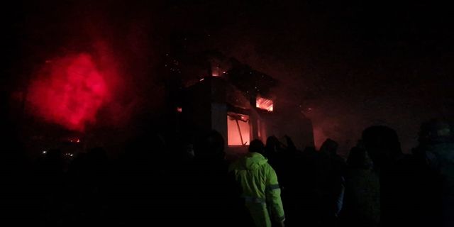 RİZE - Yangın çıkan 2 katlı ev kullanılamaz hale geldi
