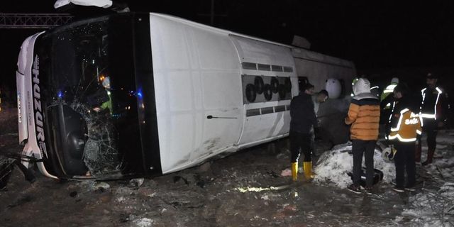 YOZGAT - Yolcu otobüsü devrildi, 1 kişi öldü, 25 kişi yaralandı