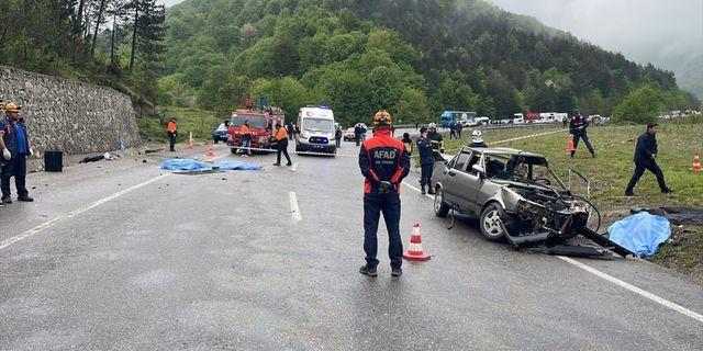 GÜNCELLEME - Zonguldak'ta istinat duvarına çarpan otomobildeki 3 kişi öldü