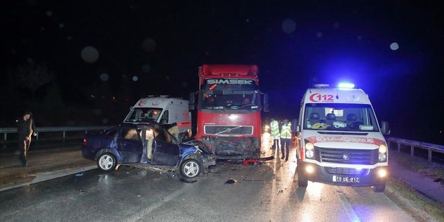 ÇORUM - Otomobil ile tırın çarpışması sonucu 3 kişi yaralandı