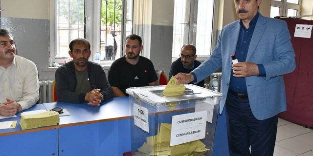 Artvin Valisi Yılmaz Doruk Cumhurbaşkanlığı 2. tur seçiminde oy kullandı