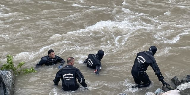 Artvin'de kamyonuyla nehre düşerek kaybolan sürücüyü arama çalışmalarında ikinci gün