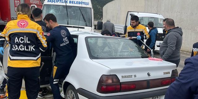 GÜNCELLEME - Tokat'ta öğrencilerin bulunduğu minibüs ile otomobil çarpıştı, 1 kişi öldü, 11 kişi yaralandı