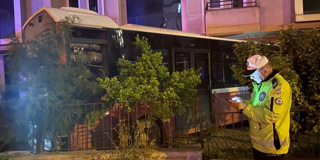 Samsun'da halk otobüsü öğrenci yurduna girdi