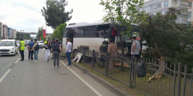 Samsun'da refüje çarpan personel servisindeki 9 kişi yaralandı