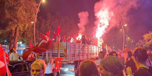 ANTALYA - Cumhurbaşkanı Erdoğan'ın seçim başarısı kutlanıyor (2)