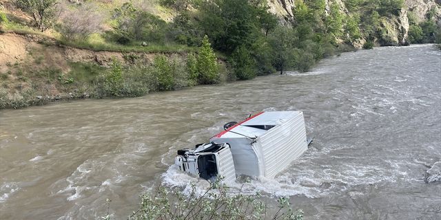 ARTVİN - Nehre düşen kamyonun sürücüsü akıntıya kapılarak kayboldu (2)