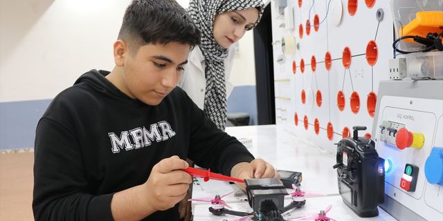ELAZIĞ - Adıyamanlı depremzede öğrenci kaybettiği öğretmeni anısına güneş panelli dron tasarladı