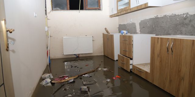 KARS - Sağanak nedeniyle iş yerleri ve evleri su bastı
