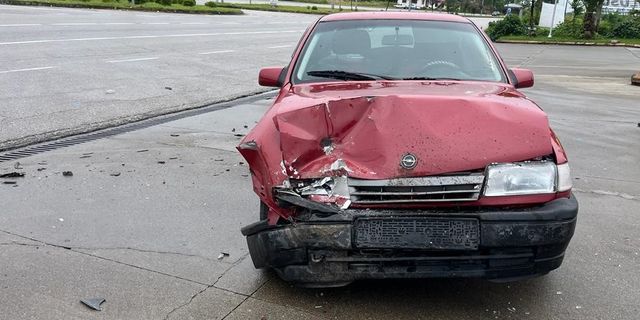 Samsun'da iki otomobil çarpıştı, 2 kişi yaralandı
