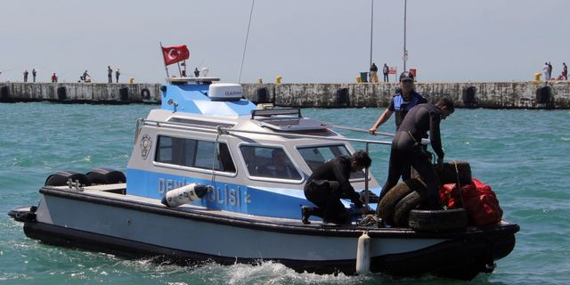 Sinop'ta dalgıçlar deniz dibi temizliği yaptı, denizden "takma diş" bile çıktı