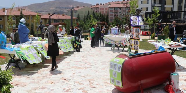 ELAZIĞ - Öğrencilerin atıklardan hazırladığı ürünler "Geri Dönüşüm Parkı"nda sergilendi