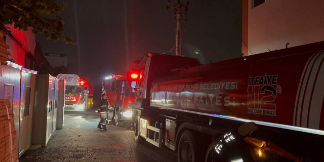 KOCAELİ - Bir fabrikanın deposunda çıkan yangın söndürüldü