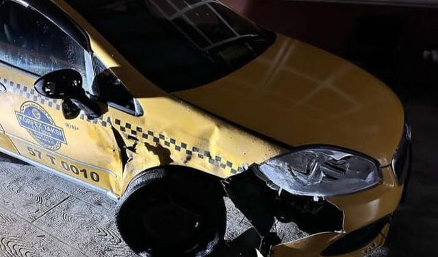 Sinop'ta ticari taksi park halindeki otomobile çarptı: 3 yaralı