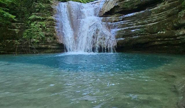 Sinop'un Doğal Hazinesi: Tatlıca Şelaleleri ziyaretçilerini büyülüyor