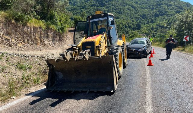 Kamyonet iş makinesine çarptı: 1 yaralı