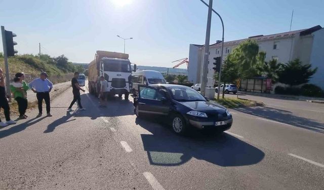 Sinop’ta kamyon kırmızı ışıkta otomobile çarptı: 1 yaralı