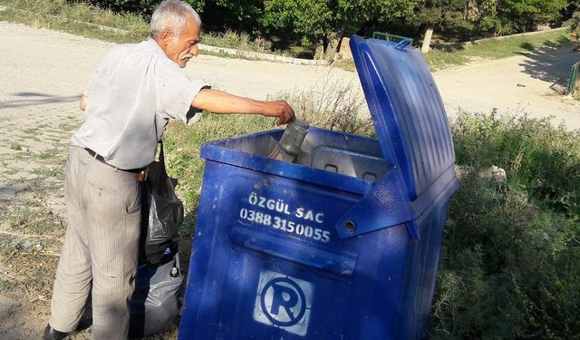 Yıllardır ormanlarda çöp topluyor