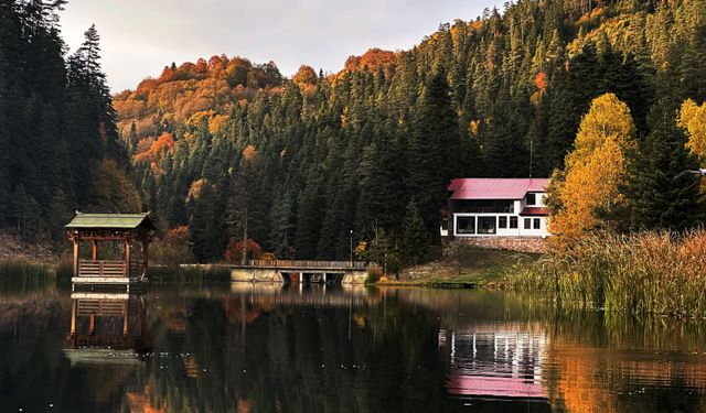 Akgöl, ziyaretçilerine sonbaharın güzelliğini yaşatıyor