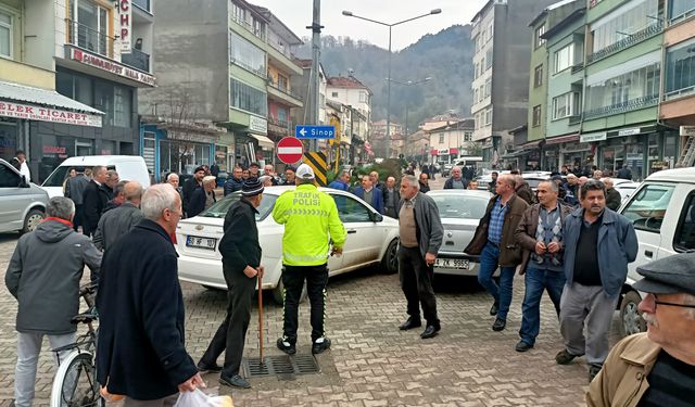 Erfelek'te iki otomobil çarpıştı